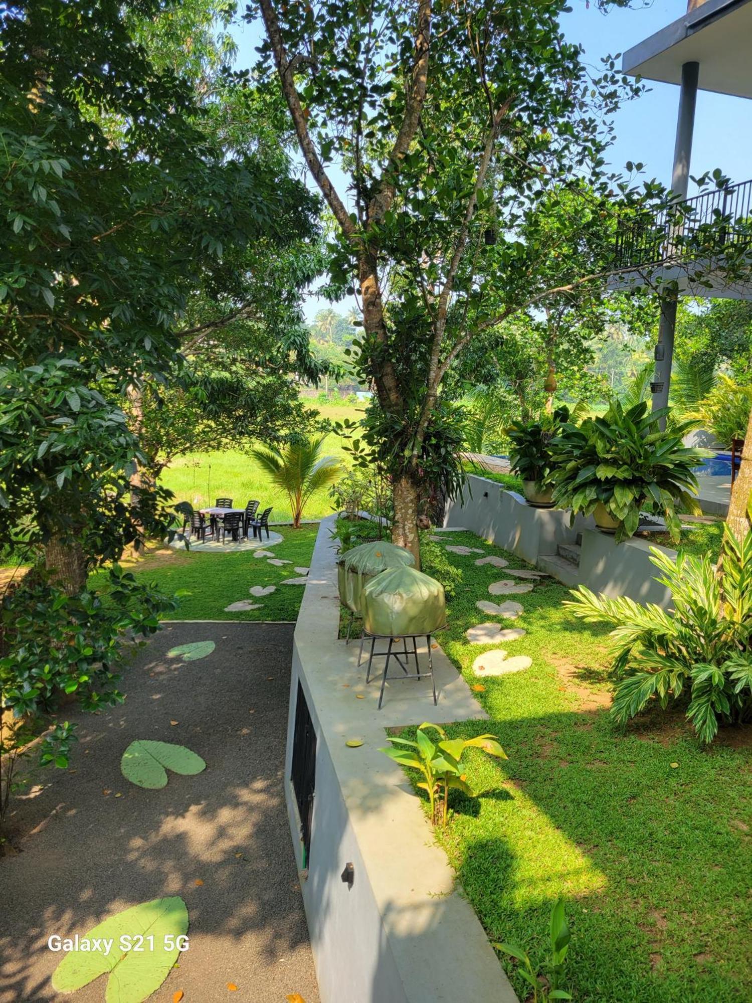 Barefoot Bungalow Hikka Hikkaduwa Exteriör bild
